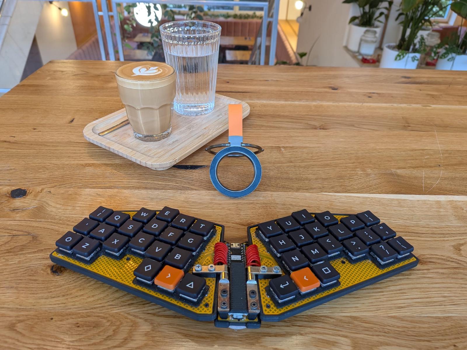 Foldable keyboard with friction hinges